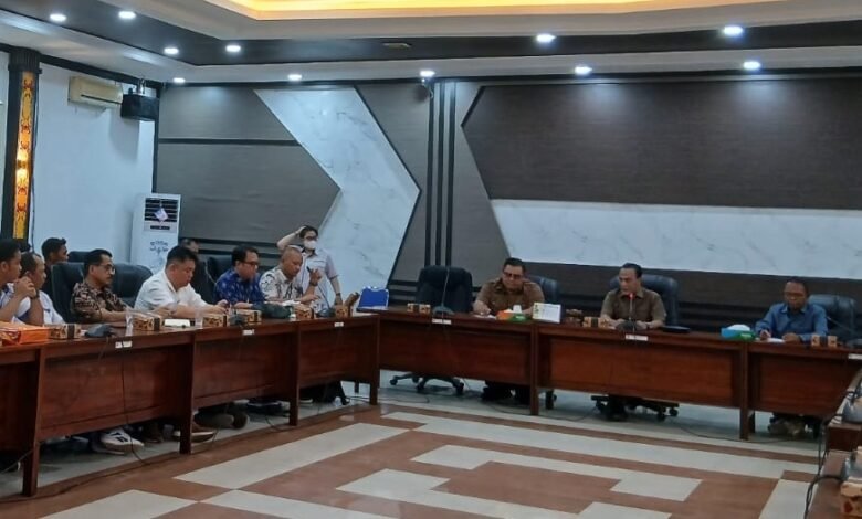 DPRD Kapuas Desak Perusahaan Revisi Upah Karyawan, Soroti Tingginya Biaya Hidup di Mantangai DPRD Kapuas Desak Perusahaan Revisi Upah Karyawan, Soroti Tingginya Biaya Hidup di Mantangai