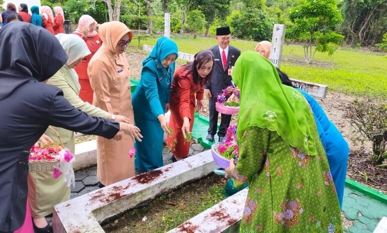 Peringati Hari Ibu ke-97, Ketua TP PKK Barito Utara Pimpin Ziarah di TMP Dharma Persada