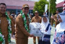 Bupati Shalahuddin Salurkan Laptop Lewat Program SIP Pintar