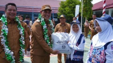 Bupati Shalahuddin Salurkan Laptop Lewat Program SIP Pintar