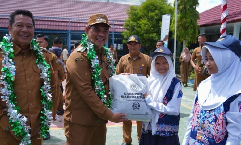 Bupati Shalahuddin Salurkan Laptop Lewat Program SIP Pintar