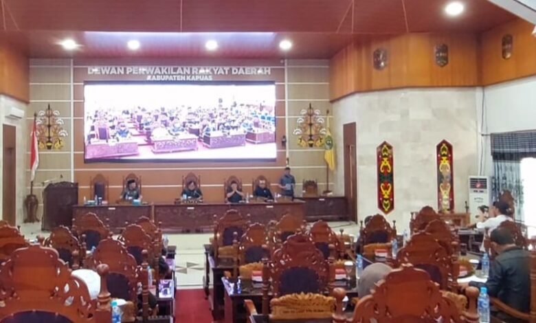 DPRD Kapuas Sampaikan Pemandangan Umum Terhadap Nota Keuangan RAPBD