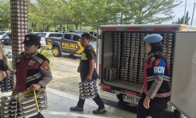 Polwan Polres Gumas Kawal Distribusi MBG untuk 2.246 Pelajar di Kuala Kurun