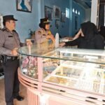 Polsek Kurun Sosialisasikan Call Center 110 ke Pertokoan Emas