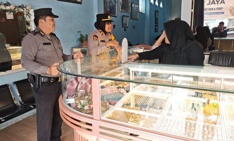 Polsek Kurun Sosialisasikan Call Center 110 ke Pertokoan Emas