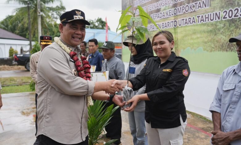 Dongkrak Ekonomi Desa, Bupati Barito Utara Salurkan Ribuan Bibit dan Ternak