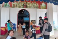 Operasi Lilin Telabang 2025, Polsek Manuhing Jamin Keamanan Ibadah Natal Remaja Pemuda