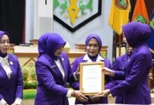 Ketua TP Posyandu Barito Utara Terima Penghargaan di Rakorda Kalteng Ketua TP Posyandu Barito Utara Terima Penghargaan di Rakorda Kalteng