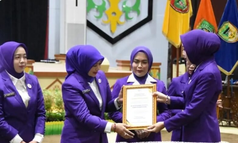 Ketua TP Posyandu Barito Utara Terima Penghargaan di Rakorda Kalteng