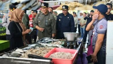 Turun ke Pasar Tradisional, Shalahudin Pastikan Harga Pangan Stabil Jelang Nataru