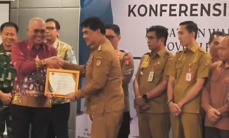 Dinilai Responsif Terhadap Wartawan, Bupati Barito Utara Jadi Sahabat Pers PWI