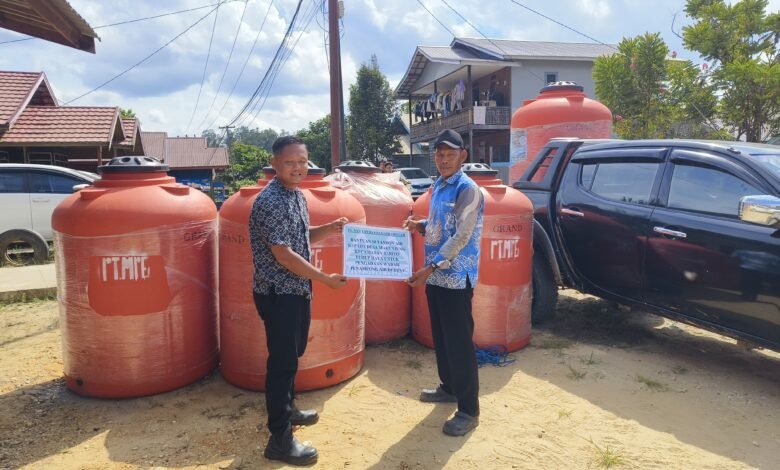 Dukung Fasilitas Publik, PT MPG Salurkan 10 Unit Tandon Air di Desa Makunjung