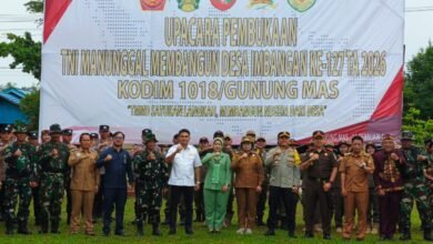 Sinergitas TNI–Polri dan Pemda Warnai Pembukaan TMMD Imbangan Ke-127 di Tewah Sinergitas TNI–Polri dan Pemda Warnai Pembukaan TMMD Imbangan Ke-127 di Tewah