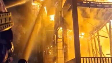 Akses Sulit! Kebakaran Rumah Panggung di Barito Utara, Warga Pukul Tiang Listrik