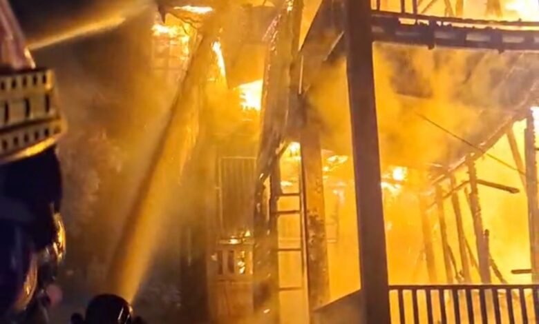 Akses Sulit! Kebakaran Rumah Panggung di Barito Utara, Warga Pukul Tiang Listrik