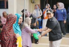 Bupati Barito Utara Bagikan Sembako Gratis Bupati Barito Utara Bagikan Sembako Gratis