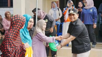 Bupati Barito Utara Bagikan Sembako Gratis