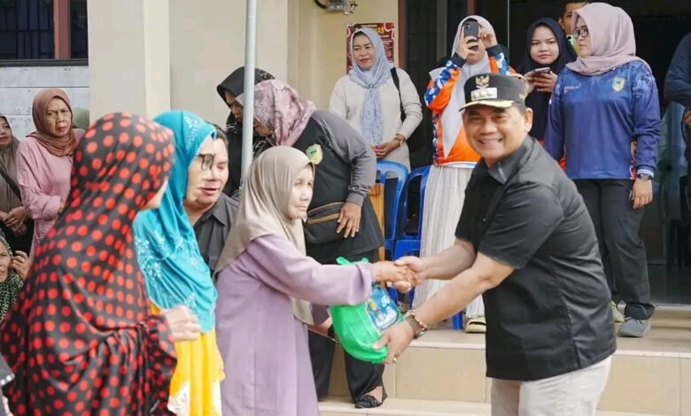 Bupati Barito Utara Bagikan Sembako Gratis