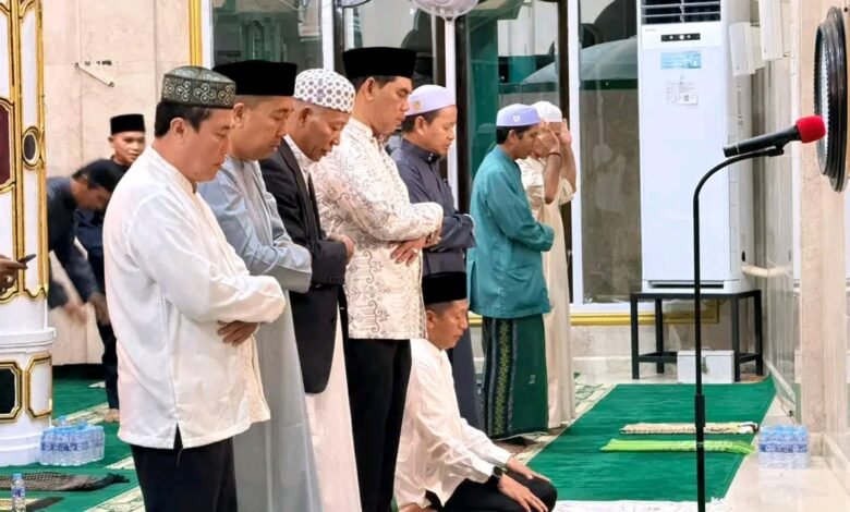 Bupati Barito Utara Sholat Tarawih Berjamaah di Masjid Agung Al-Hidayah