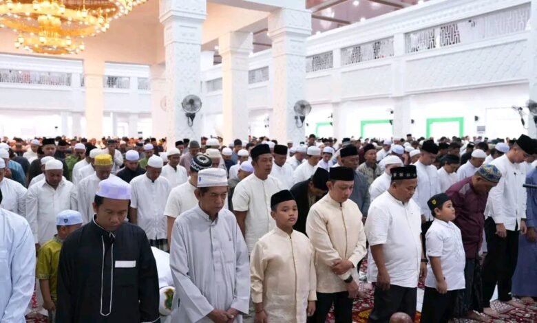 Bupati Shalahuddin Sholat Ied Bersama Warga di Masjid Shiratal Mustaqim