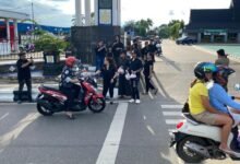 Berbagi Berkah Ramadan, Holywish Bagi-Bagi Takjil dan Nasi Kotak