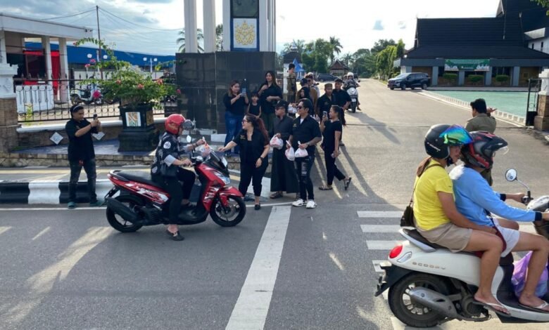 Berbagi Berkah Ramadan, Holywish Bagi-Bagi Takjil dan Nasi Kotak