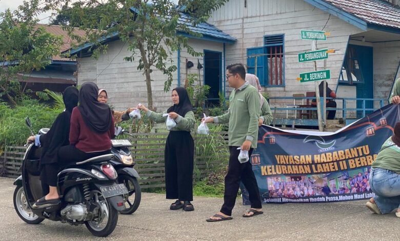 Yayasan Hababantu Lahei II Bagikan Takjil Kepada Warga di Bulan Ramadan