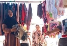 Sang Penjaga Tradisi Pakaian Keliling di Tengah Gempuran Belanja Online Sang Penjaga Tradisi Pakaian Keliling di Tengah Gempuran Belanja Online