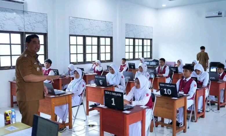 Bupati Barito Utara Pantau Langsung Ujian di SDN Melayu 5