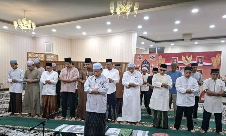Sekretariat DPRD Barito Utara Gelar Subuh Berjamaah Bersama Bupati