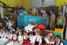 PT SMM Salurkan Bantuan Sarana Pendidikan SDN 3 Teluk Lihat