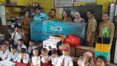 PT SMM Salurkan Bantuan Sarana Pendidikan SDN 3 Teluk Lihat