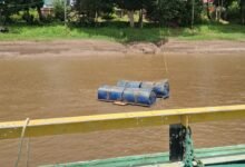 Rakit Terbalik di Sungai Barito: Dua Orang Hilang, Salah Satunya Anggota Polisi Rakit Terbalik di Sungai Barito: Dua Orang Hilang, Salah Satunya Anggota Polisi