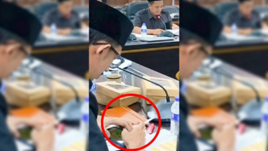 Viral! Anggota DPRD Jember Main Game & Merokok Saat Rapat Kesehatan