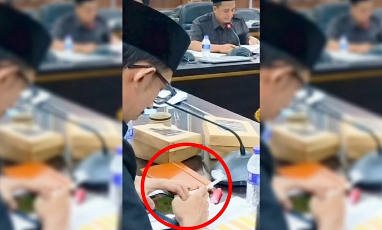 Viral! Anggota DPRD Jember Main Game & Merokok Saat Rapat Kesehatan