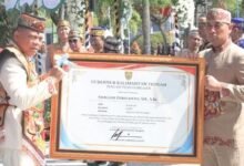 Kapolres Barito Utara Terima Penghargaan dari Gubernur Kalteng atas Keberhasilan Amankan Pilkada Kapolres Barito Utara Terima Penghargaan dari Gubernur Kalteng atas Keberhasilan Amankan Pilkada