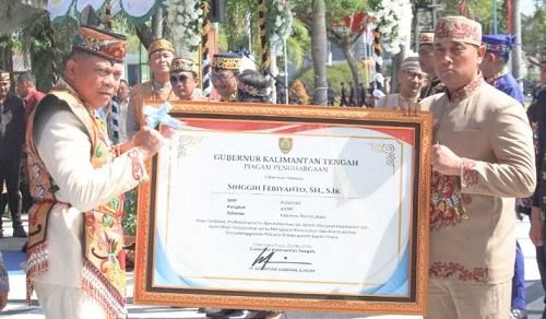 Kapolres Barito Utara Terima Penghargaan dari Gubernur Kalteng atas Keberhasilan Amankan Pilkada Kapolres Barito Utara Terima Penghargaan dari Gubernur Kalteng atas Keberhasilan Amankan Pilkada