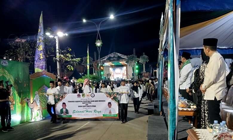 Begini Keseruan Pawai Tanglong Bertakbir di Barito Utara