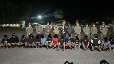 Diwarnai Aksi Kejar-kejaran, Satpol PP Ciduk Remaja yang Pesta Miras di Eks Bandara Beringin