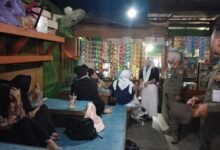 Masih Pakai Seragam? Satpol PP Ingatkan Pelajar Jangan Nongkrong di Warung Masih Pakai Seragam? Satpol PP Ingatkan Pelajar Jangan Nongkrong di Warung