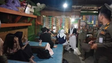 Masih Pakai Seragam? Satpol PP Ingatkan Pelajar Jangan Nongkrong di Warung