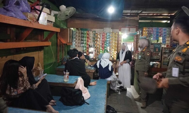 Masih Pakai Seragam? Satpol PP Ingatkan Pelajar Jangan Nongkrong di Warung
