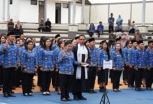 Shalahuddin Serahkan SK Pengangkatan dan Sumpah 1.097 PNS