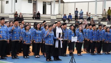 Shalahuddin Serahkan SK Pengangkatan dan Sumpah 1.097 PNS Shalahuddin Serahkan SK Pengangkatan dan Sumpah 1.097 PNS