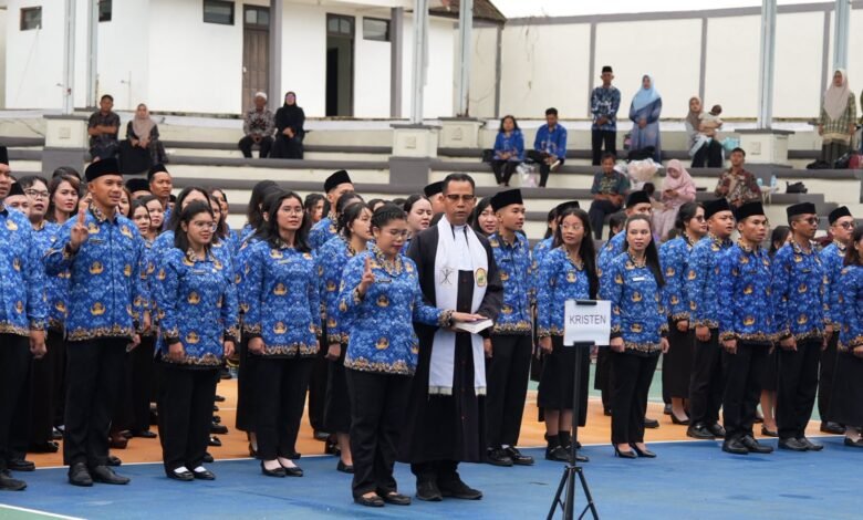 Shalahuddin Serahkan SK Pengangkatan dan Sumpah 1.097 PNS