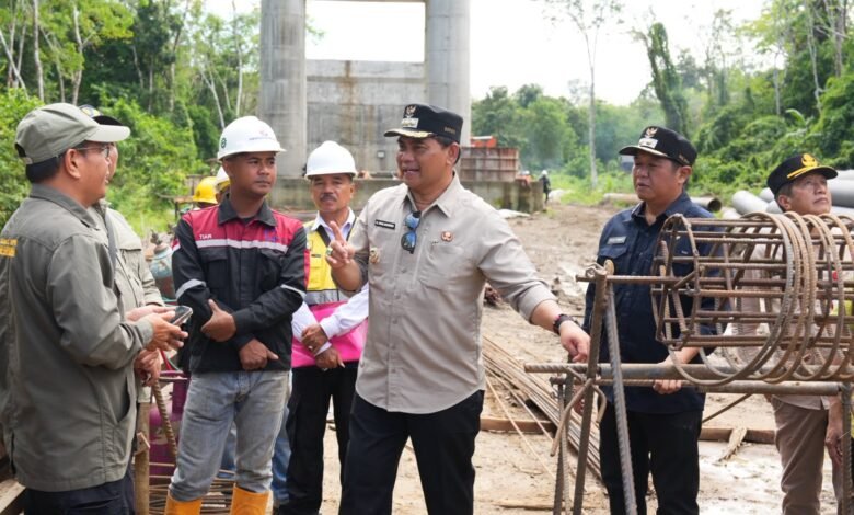 Bupati Shalahuddin Cek Jembatan hingga Layanan Puskesmas di Montallat