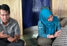 Ketua TP PKK Barito Utara Hj. Maya Savitri Tinjau Pengrajin Rotan Desa Tambaba Ketua TP PKK Barito Utara Hj. Maya Savitri Tinjau Pengrajin Rotan Desa Tambaba
