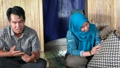Ketua TP PKK Barito Utara Hj. Maya Savitri Tinjau Pengrajin Rotan Desa Tambaba Ketua TP PKK Barito Utara Hj. Maya Savitri Tinjau Pengrajin Rotan Desa Tambaba