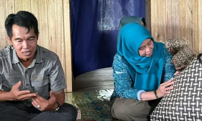 Ketua TP PKK Barito Utara Hj. Maya Savitri Tinjau Pengrajin Rotan Desa Tambaba
