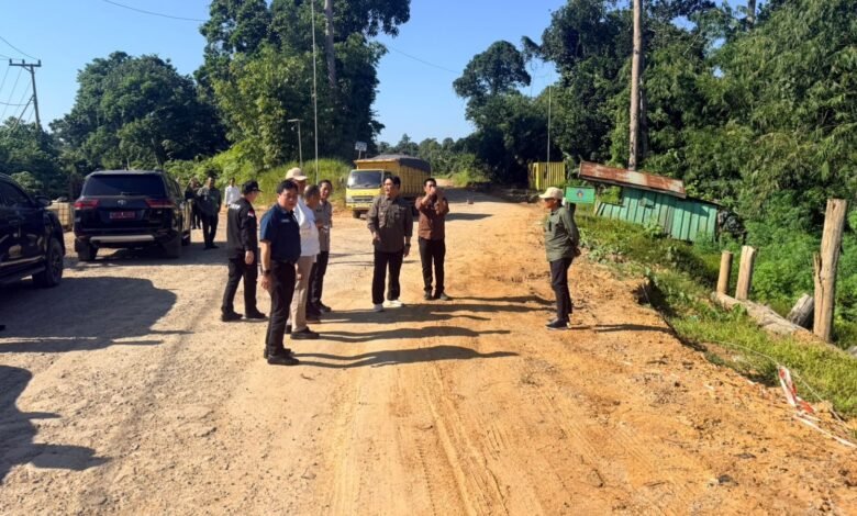 Shalahuddin Minta Pengerjaan Jalan Gunung Purei – Desa Jamut Dipercepat